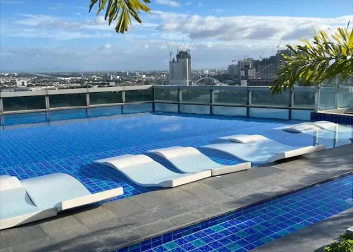 Apartment Classy 2br At Eastwood With Pool And Skyline View