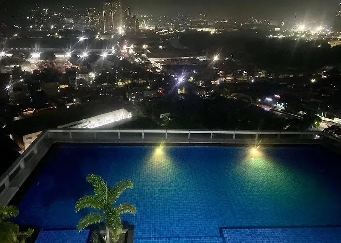 Classy 2br At Eastwood With Pool And Skyline View Apartment *