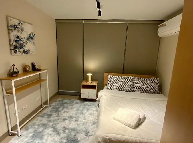 Apartment Classy 2br At Eastwood With Pool And Skyline View